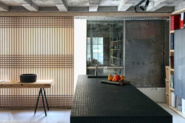 Затишна спальня Дизайн спальні в стилі лофт в Афінах з бетонними стінами та затишним текстилем.