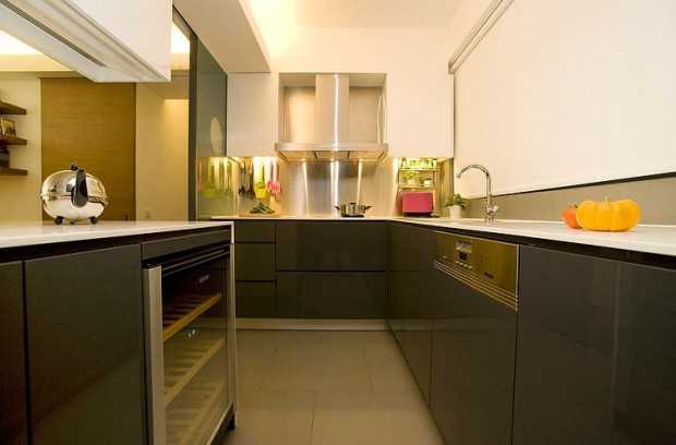 Комфортний мінімалізм Сучасний дизайн квартири в стилі мінімалізм з використанням непрямого освітлення для комфортної атмосфери.