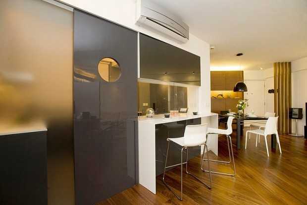 Мінімалізм і світло Сучасний дизайн квартири в стилі мінімалізм з акцентом на світле дерево та непряме освітлення.