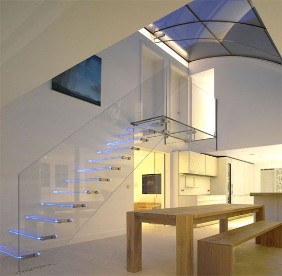 Стильні сходи з натуральної деревини Дизайн сходів з натуральної деревини, що підкреслює стиль та комфорт сучасного житла.