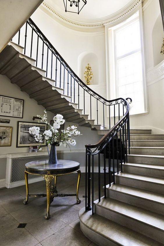 Розкішні Вікторіанські Сходи Вікторіанські сходи: Розкішні дерев'яні сходи з витонченими деталями в старовинному будинку.