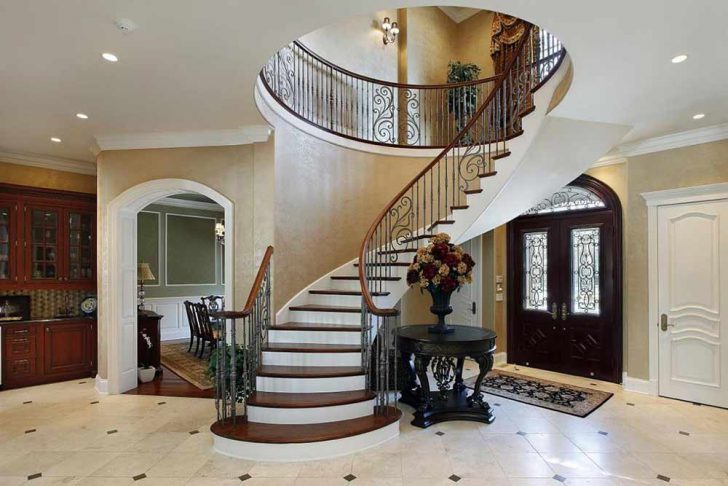 Мінімалізм: світлі сходи Світлі дерев'яні сходи 2026 у стилі мінімалізму для сучасного інтер'єру