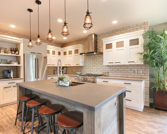 Світла лофт кухня Світла кухня в стилі лофт з великим вікном та мінімалістичним дизайном