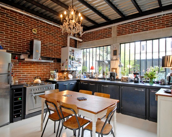 Лофт: цегла та метал Кухня в стилі лофт: цегляна кладка стін та металева стеля з світильниками