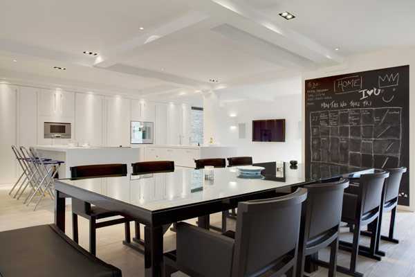 Затишний лофт: стиль 2026 Затишний лофт 2026 у відреставрованій церкві: світла колірна гама та арочні вікна.