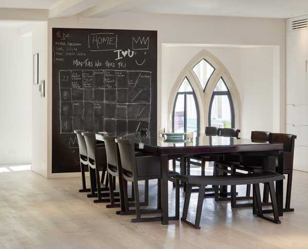 Мінімалізм: лофт 2026 Дизайн лофт 2026 у вікторіанській церкві: світлий інтер'єр, мінімалізм і комфорт для спини.