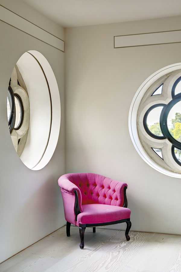 Комфортний лофт 2026 Сучасний лофт 2026: мінімалізм та комфорт в інтер'єрі колишньої вікторіанської церкви з арочними вікнами.