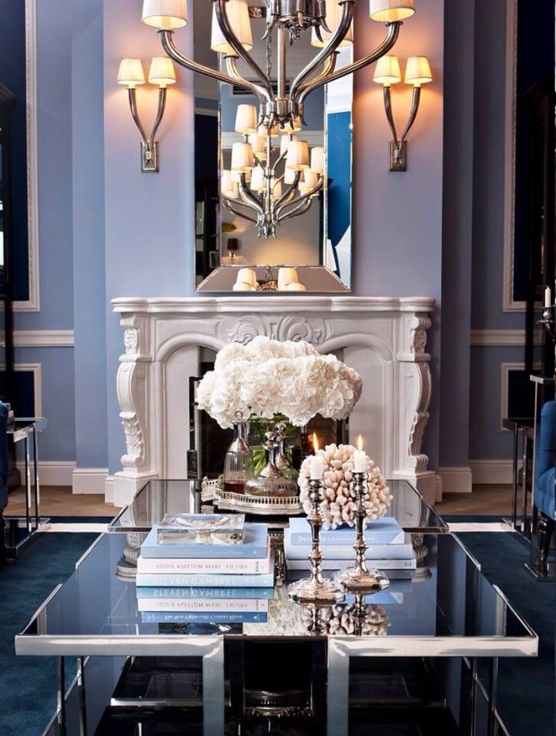 Класична елегантність Класична люстра в інтер'єрі вітальні, що підкреслює елегантність та витонченість дизайну.