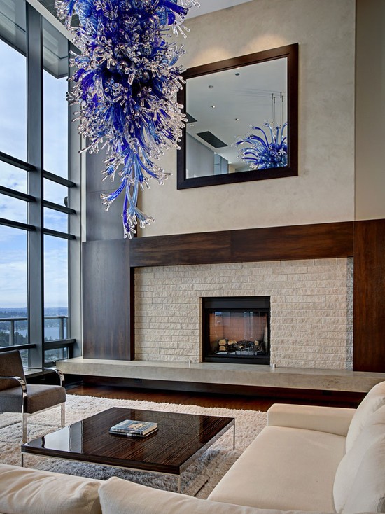 Світло над столом Низько підвішена люстра над столом у вітальні з високими стелями.