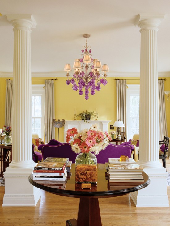 Колірна гармонія Колір люстри гармонує з кольором меблів у вітальні, створюючи цілісний образ.