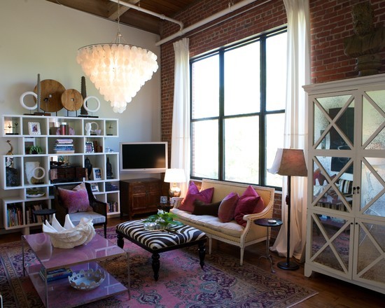 Піраміда світла Люстра пірамідальної форми в сучасному інтер'єрі вітальні, тренд 2026 року.