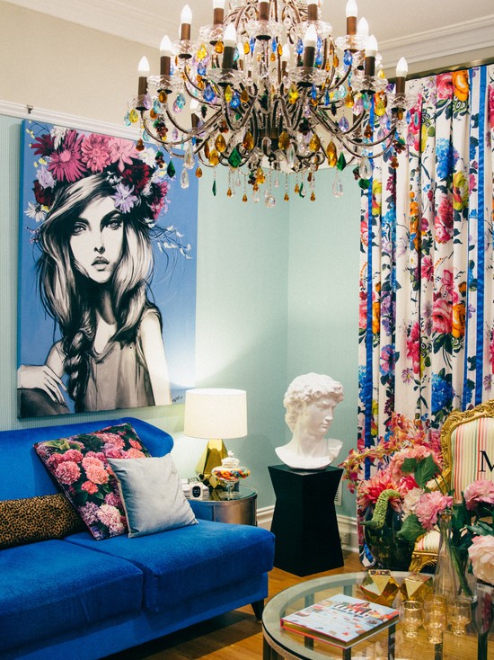 Витончена люстра у вітальні Класична люстра з підсвічниками у вишуканому інтер'єрі вітальні, стиль арт-деко.