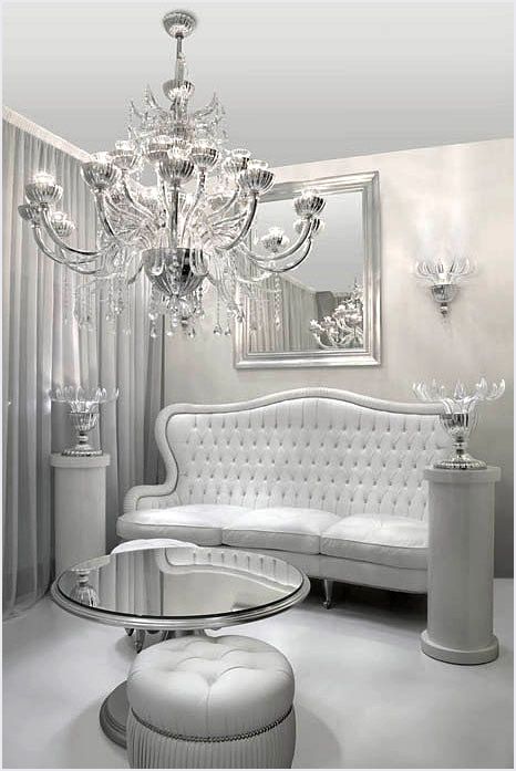 Затишна люстра в домі Сучасна люстра в інтер'єрі дому, що створює затишне освітлення для вітальні