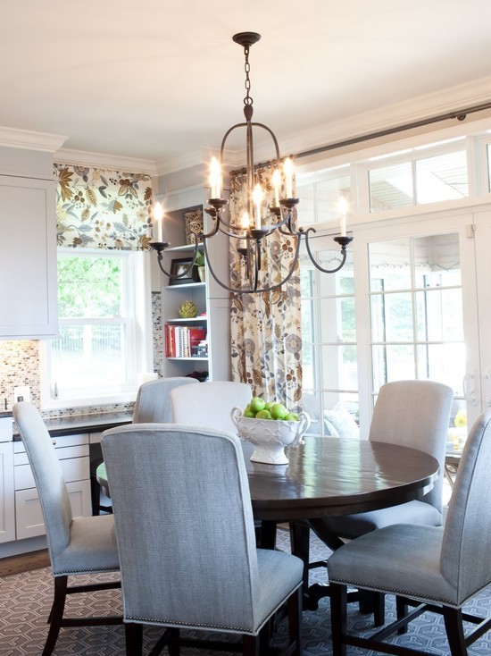 Безпечне світло для кухні Світла кухня з сучасною люстрою, що забезпечує безпечне та затишне освітлення у 2026 році.