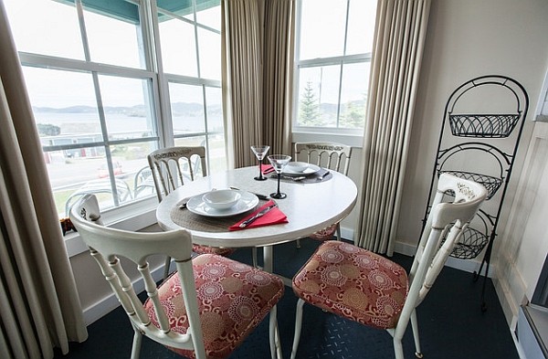 Вікно у великий світ Маленька їдальня з великим вікном, що забезпечує природне освітлення та відчуття простору