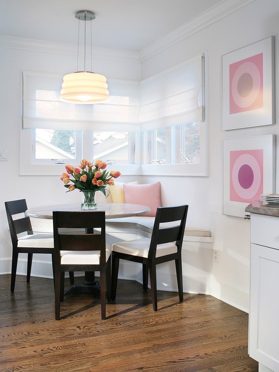 Велика люстра в їдальні Дизайн маленької їдальні 2026: Велика люстра як декор та чудове джерело світла в інтер'єрі.