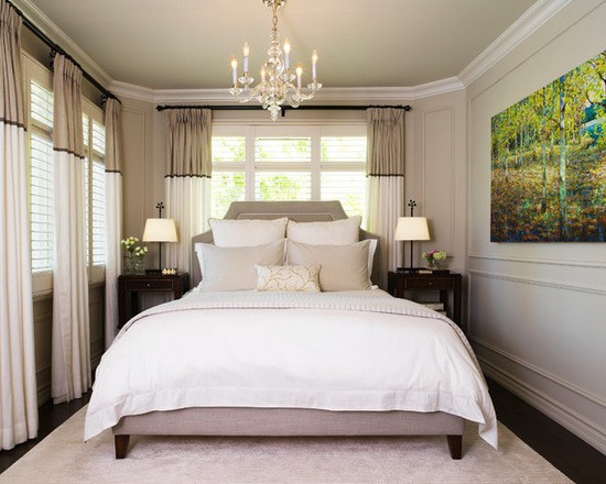 Світлі тони розширюють простір Світла спальня з горизонтальними смугами на стіні для візуального розширення простору.