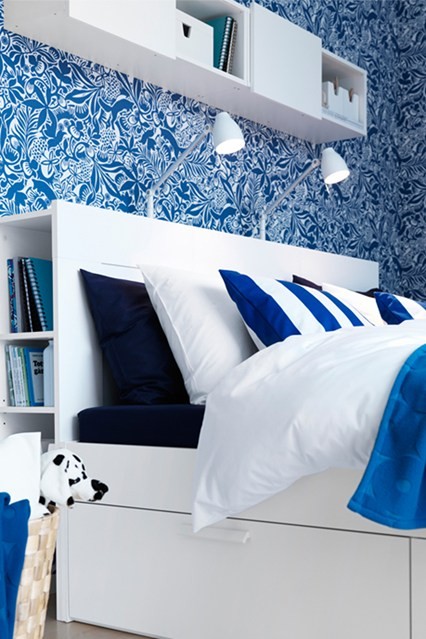 Дзеркала в дизайні спальні Малогабаритна спальня в світлих тонах, що демонструє використання дзеркальних елементів для збільшення простору.