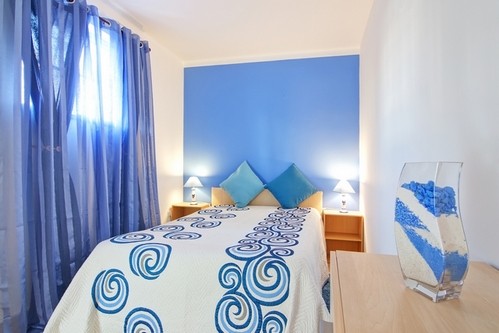 Ліжко з кованим узголів'ям Затишна маленька спальня 2026: ліжко з кованим узголів'ям та світлі акценти