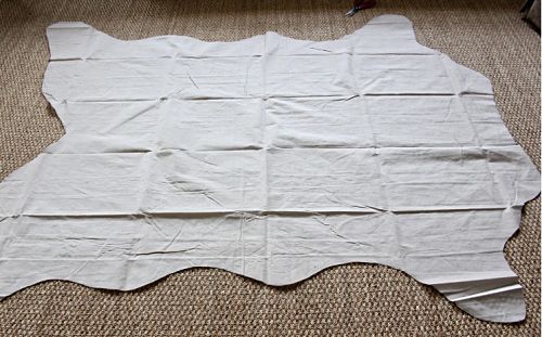 Вирізання трафарету зебрової шкури для створення килимка своїми руками.