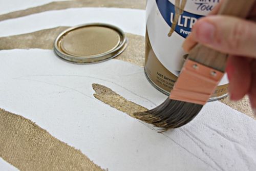 Розфарбовування килимка за трафаретом для створення візерунку зебри.