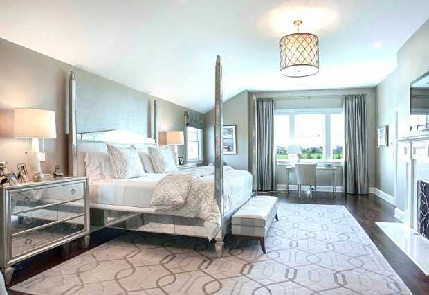 Метал і мінімалізм Інноваційний дизайн меблів у стилі хай-тек з акцентом на металеві деталі та мінімалізм.