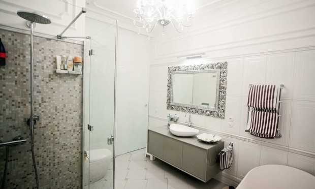 Хай-тек: мінімалізм у ванній Сучасна ванна кімната в стилі хай-тек з мінімалістичними меблями та металевими елементами, 2026 рік.