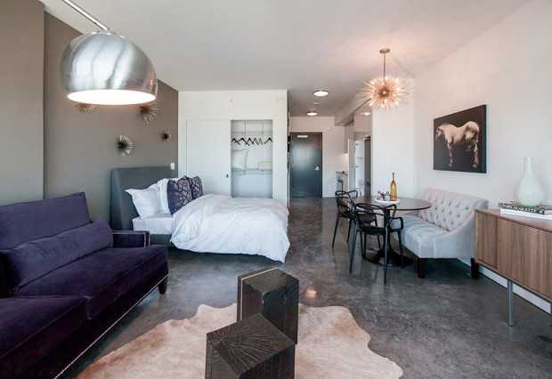 Метал у стилі хай-тек Інтер'єр ванної кімнати в стилі хай-тек з металевими меблями та лаконічним дизайном, тренд 2026.