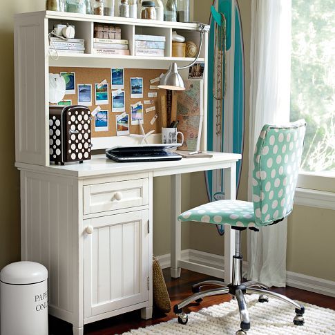 Ергономіка для навчання Стильна кімната підлітка з ергономічним кріслом та письмовим столом для навчання