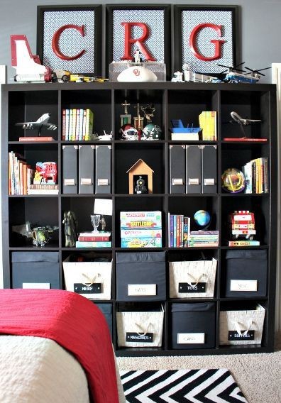 Меблі для маленької кімнати Дизайн маленької кімнати для підлітка з використанням світлих кольорів та компактних меблів.