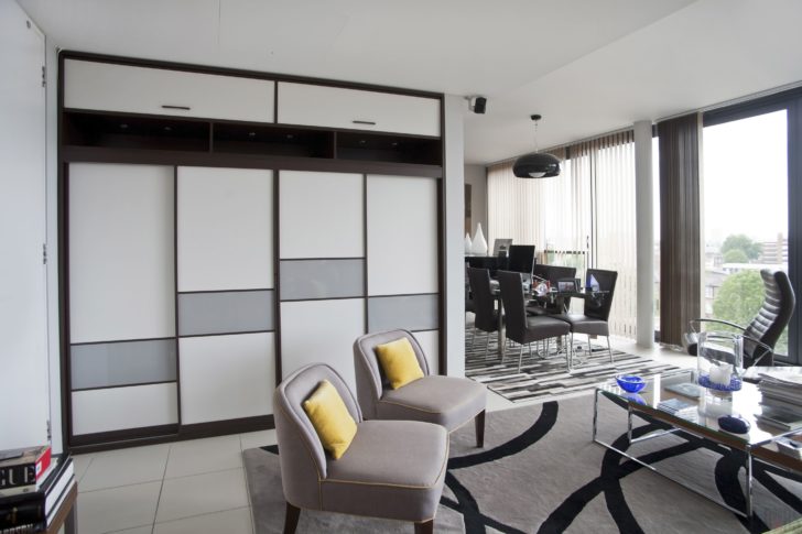 Вбудована економія простору Вбудована шафа-купе у вітальні 2026: економія простору та сучасний дизайн.