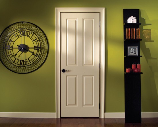 Білі двері в інтер'єрі Білі глухі міжкімнатні двері в світлій кімнаті, класичний стиль, ідеально для зонування 2026.