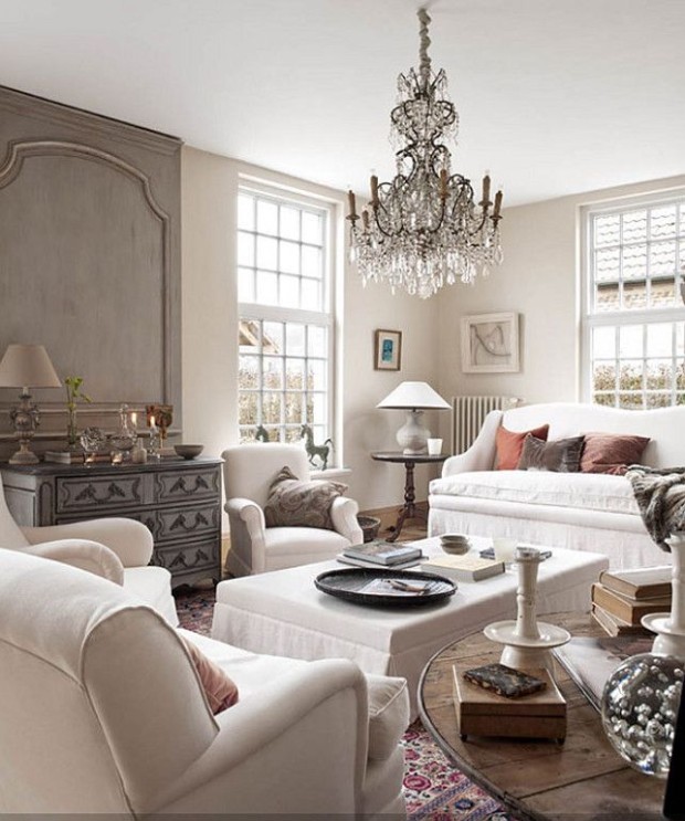 Прованс: Світло та Затишок Світла вітальня в стилі Прованс з пастельними стінами та дерев'яними меблями