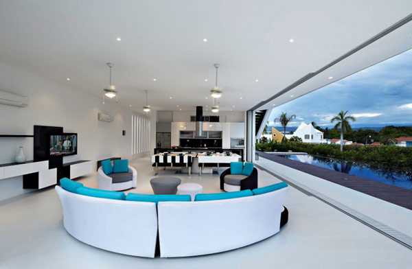 Колумбійський простір Сучасний мінімалістичний дизайн будинку в Колумбії з великими вікнами та акцентом на світлі.