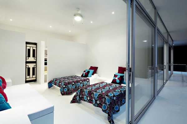 Світло та простір Інтер'єр у стилі мінімалізм 2026 у Колумбії: світлі тони, великі вікна, південноамериканська елегантність.