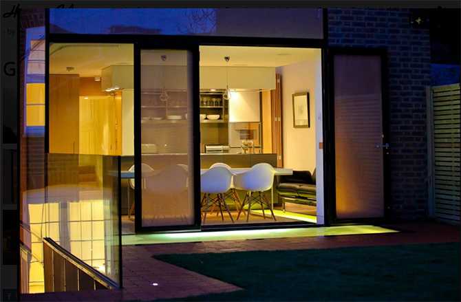 Вихід в сад: без перешкод Скляні розсувні двері 2026 в сучасній прибудові з виходом до саду