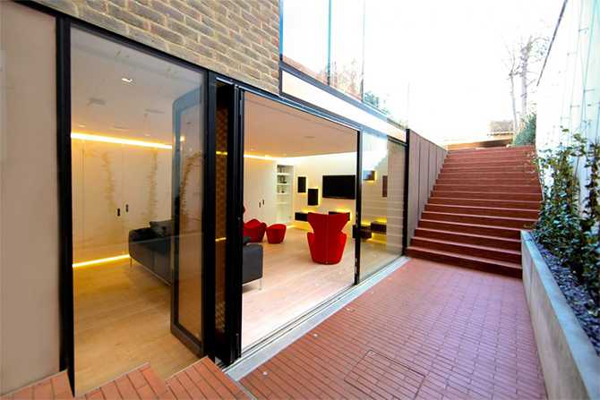 Кінозал: затишок та вид Домашній кінозал в бельетажі 2026 зі скляною стіною та виходом на терасу