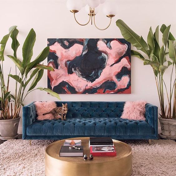 Синій та персик: гармонія Гармонійне поєднання синього та персикового кольорів в інтер'єрі вітальні, 2026