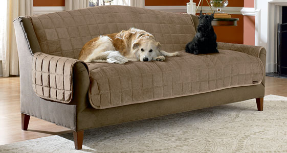 Затишок з покривалом Бежеве покривало на диван для захисту від забруднень та стильного інтер'єру.