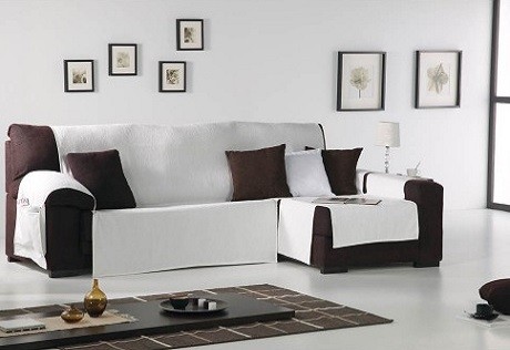 Велюровий затишок дивану Текстурне покривало на диван із велюру для елегантного дизайну вітальні.