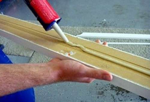 Монтаж на клей Процес монтажу лиштви на вікна за допомогою рідких цвяхів (клею) для швидкого встановлення.