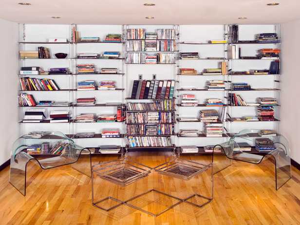 Економія простору з полицями Настінні полиці в інтер'єрі квартири: ідеальне рішення для економії простору та стильного дизайну.