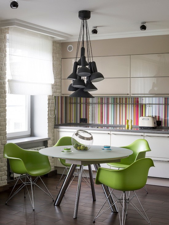 Зелень в інтер'єрі Інтер'єр вітальні з великим вікном та зеленими рослинами, як оновити інтер'єр