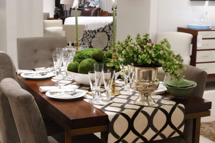 Мінімалістична елегантність Сіра скатертина-доріжка на білій скатертині на обідньому столі, сучасний мінімалізм.