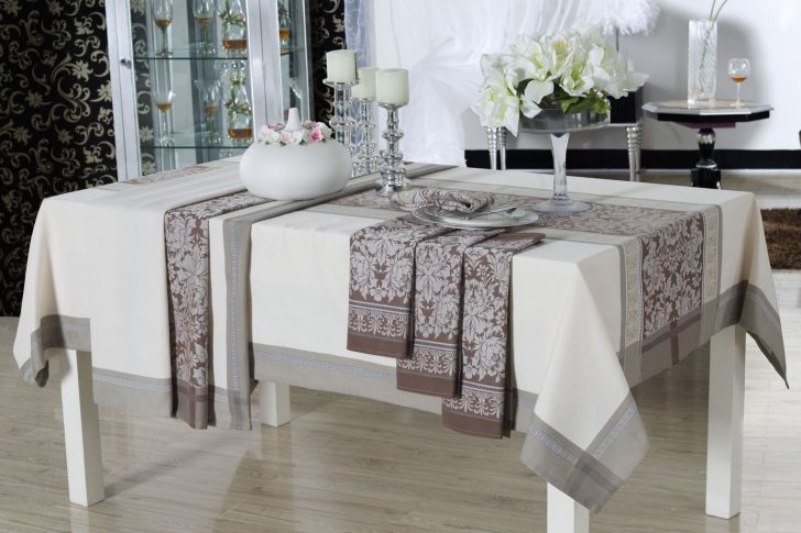 Святкова сервіровка Святковий стіл з білою скатертиною та натуральними тканинними серветками для особливого випадку.