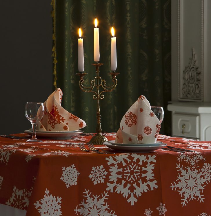 Витонченість в деталях Вишукано складена тканинна серветка на тарілці, деталь елегантного столового сервірування.