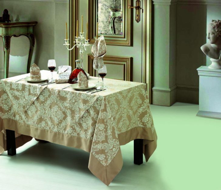 Бенкетна елегантність 2026 Довга святкова скатертина, що сягає підлоги, на бенкетному столі у 2026
