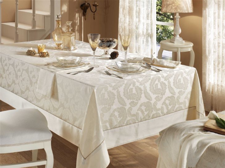 Бежева елегантність 2026 Стіл, сервірований бежевою скатертиною та білим посудом, мінімалізм 2026