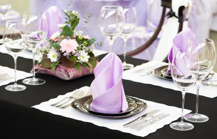 Гармонія кольорів столу Біла скатертина та сині серветки гармонійно поєднуються з посудом на столі 2026