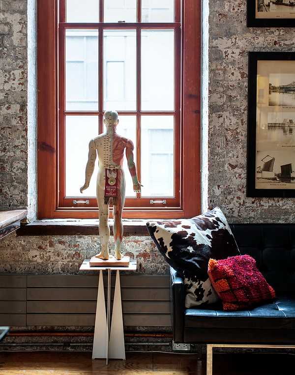 Функціональність в лофті Функціональна кімната в стилі лофт 2026 з мінімалістичним декором та практичними меблями.